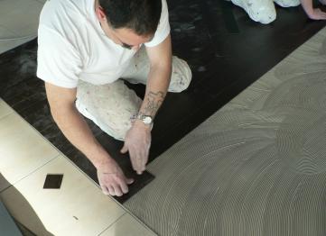 pose de lames pvc au Mémorial de Caen